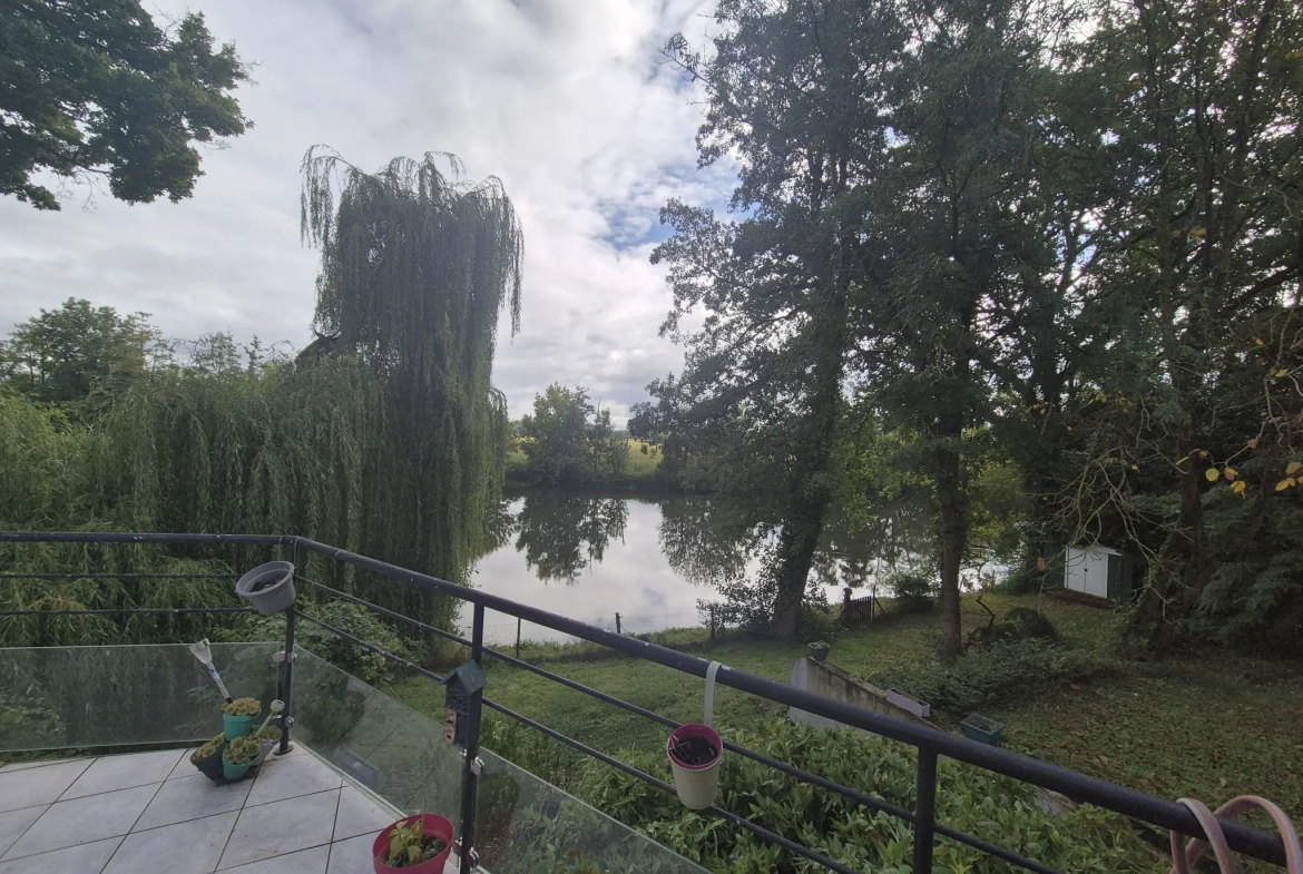 Maison avec piscine couverte et grand terrain à Appoigny, vue sur l'Yonne 