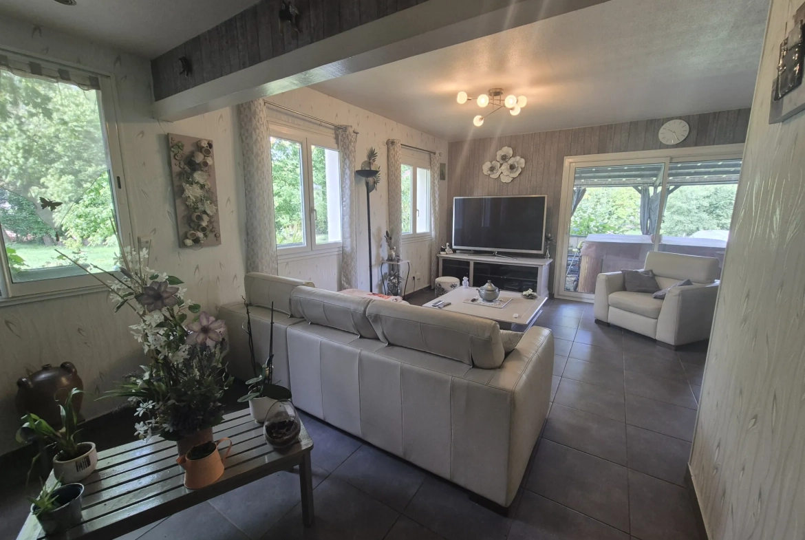 Maison avec piscine couverte et grand terrain à Appoigny, vue sur l'Yonne 