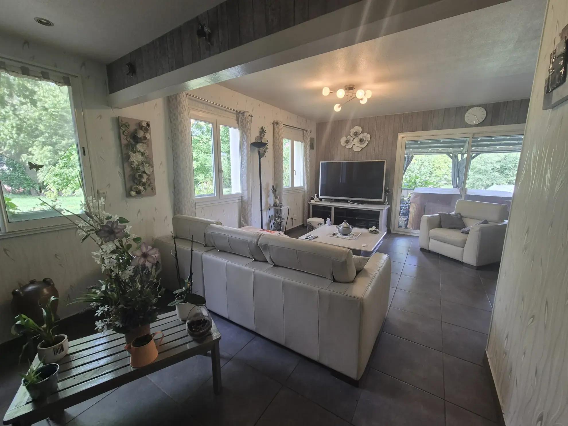 Maison avec piscine couverte et grand terrain à Appoigny, vue sur l'Yonne 
