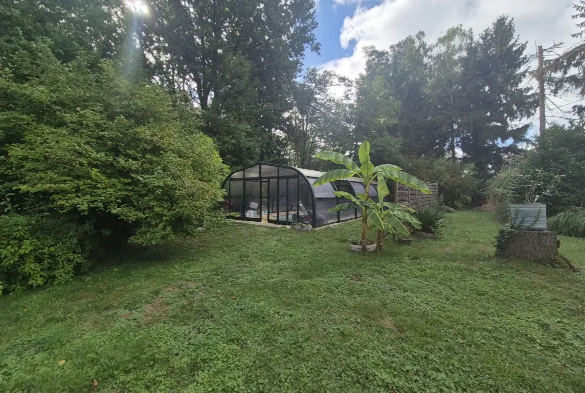 Maison avec piscine couverte et grand terrain à Appoigny, vue sur l'Yonne 