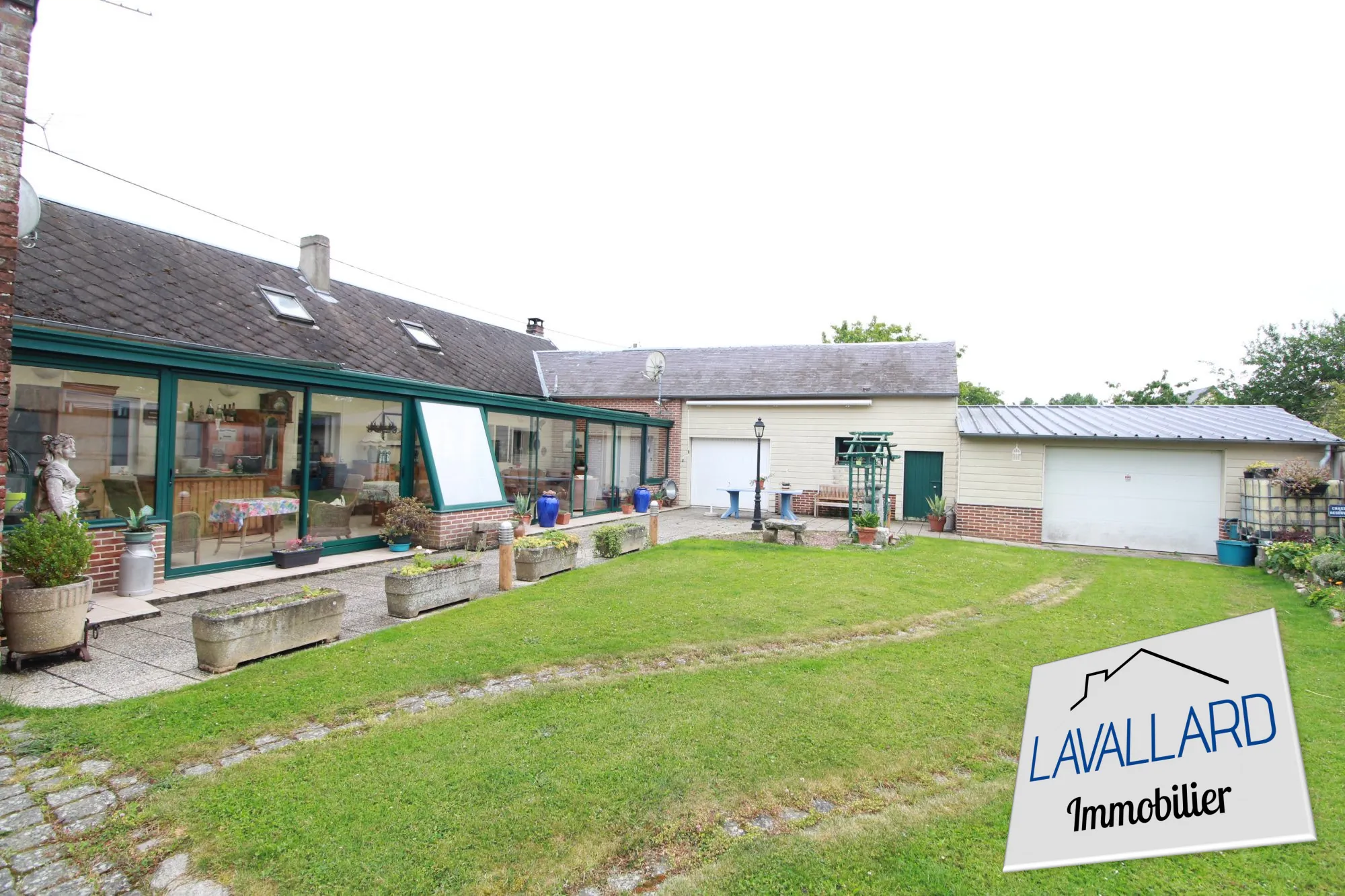 Maison spacieuse avec jardin et 5 chambres à Beauquesne 