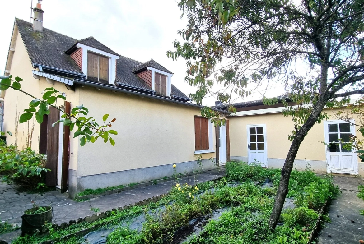 Façade arrière avec dépendances et jardin Maison à vendre à Saint-Denis-de-Jouhet avec jardin et garage 