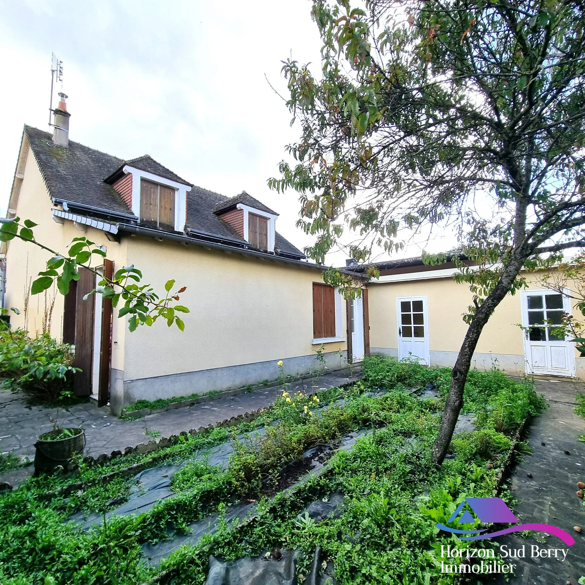 Façade arrière avec dépendances et jardin Maison à vendre à Saint-Denis-de-Jouhet avec jardin et garage 