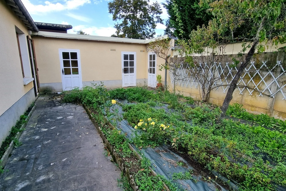 jardin sur l'arrière avec dépendances Maison à vendre à Saint-Denis-de-Jouhet avec jardin et garage 