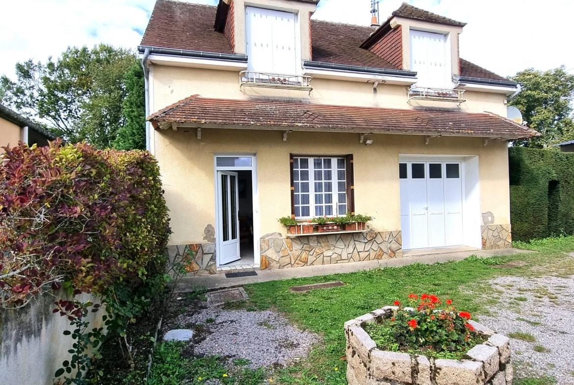 Façade avant Maison à vendre à Saint-Denis-de-Jouhet avec jardin et garage 