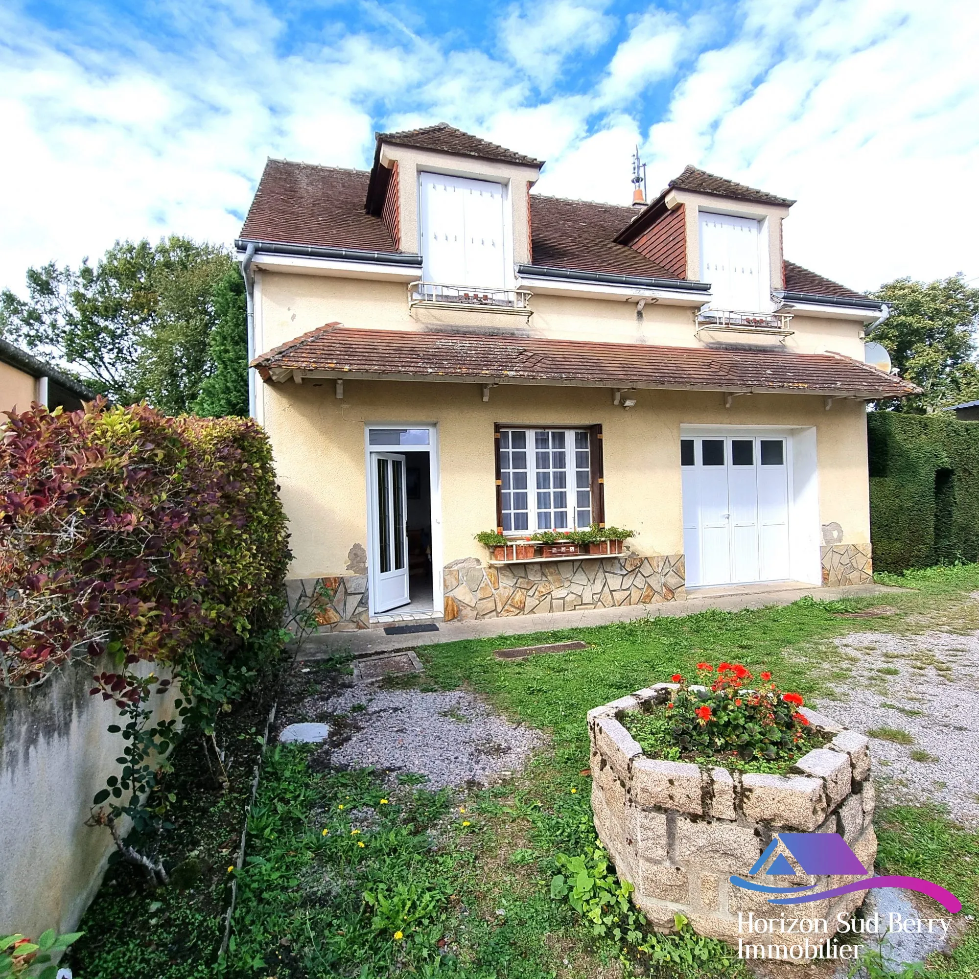 Façade avant Maison à vendre à Saint-Denis-de-Jouhet avec jardin et garage 