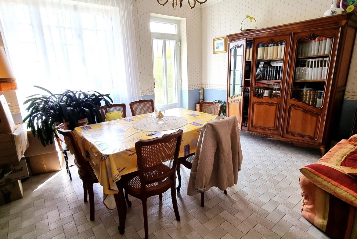 salle à manger Maison à vendre à Saint-Denis-de-Jouhet avec jardin et garage 