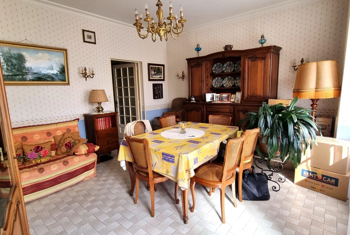 salle à manger Maison à vendre à Saint-Denis-de-Jouhet avec jardin et garage 