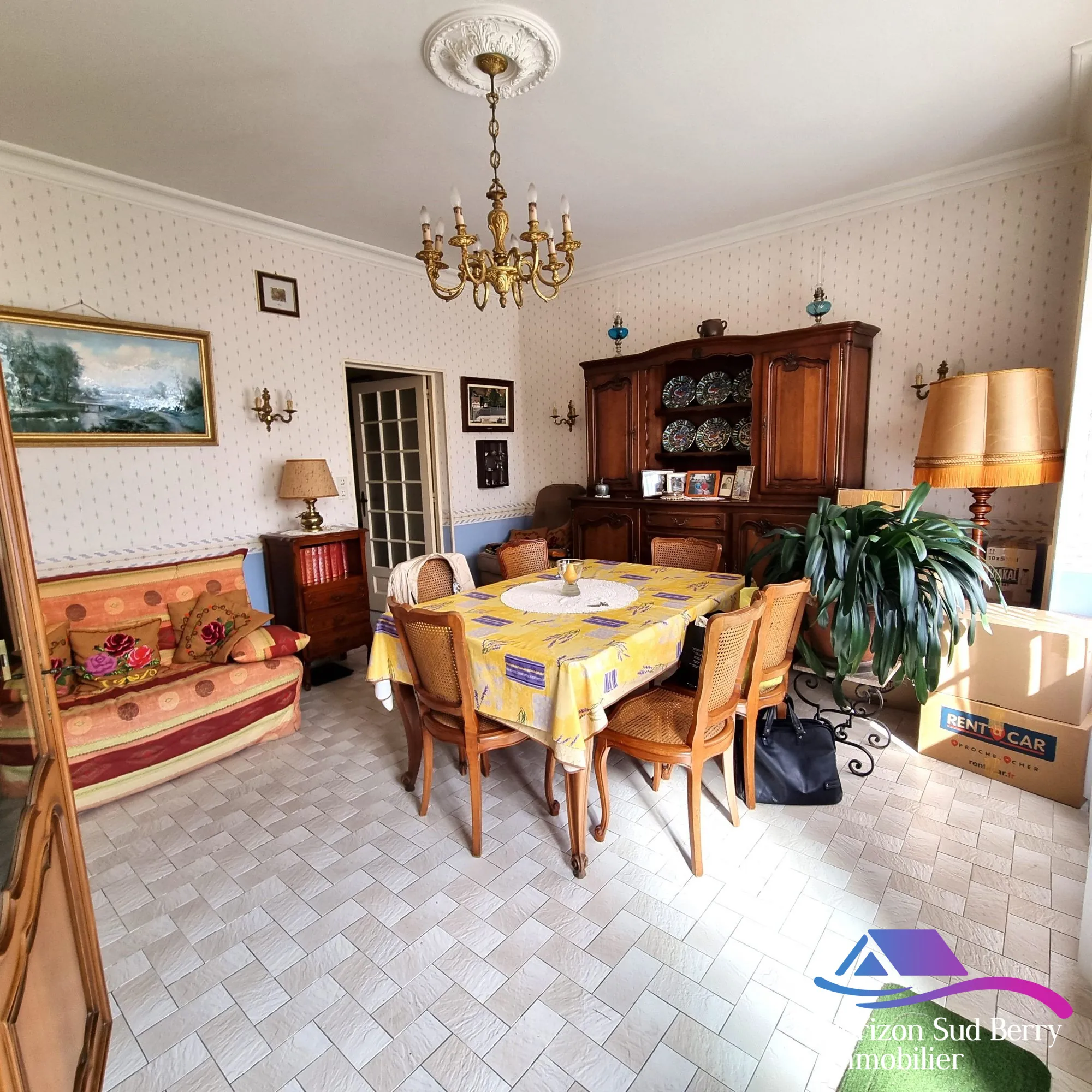 salle à manger Maison à vendre à Saint-Denis-de-Jouhet avec jardin et garage 