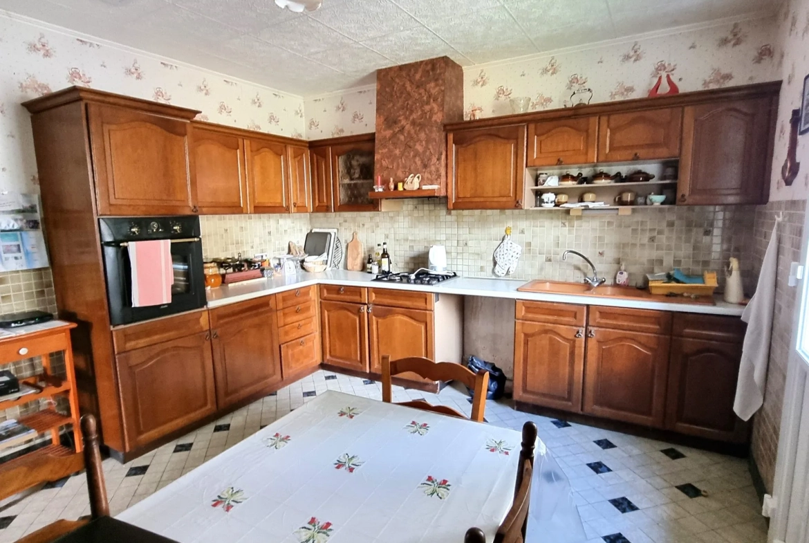 cuisine aménagée avec accès jardin Maison à vendre à Saint-Denis-de-Jouhet avec jardin et garage 