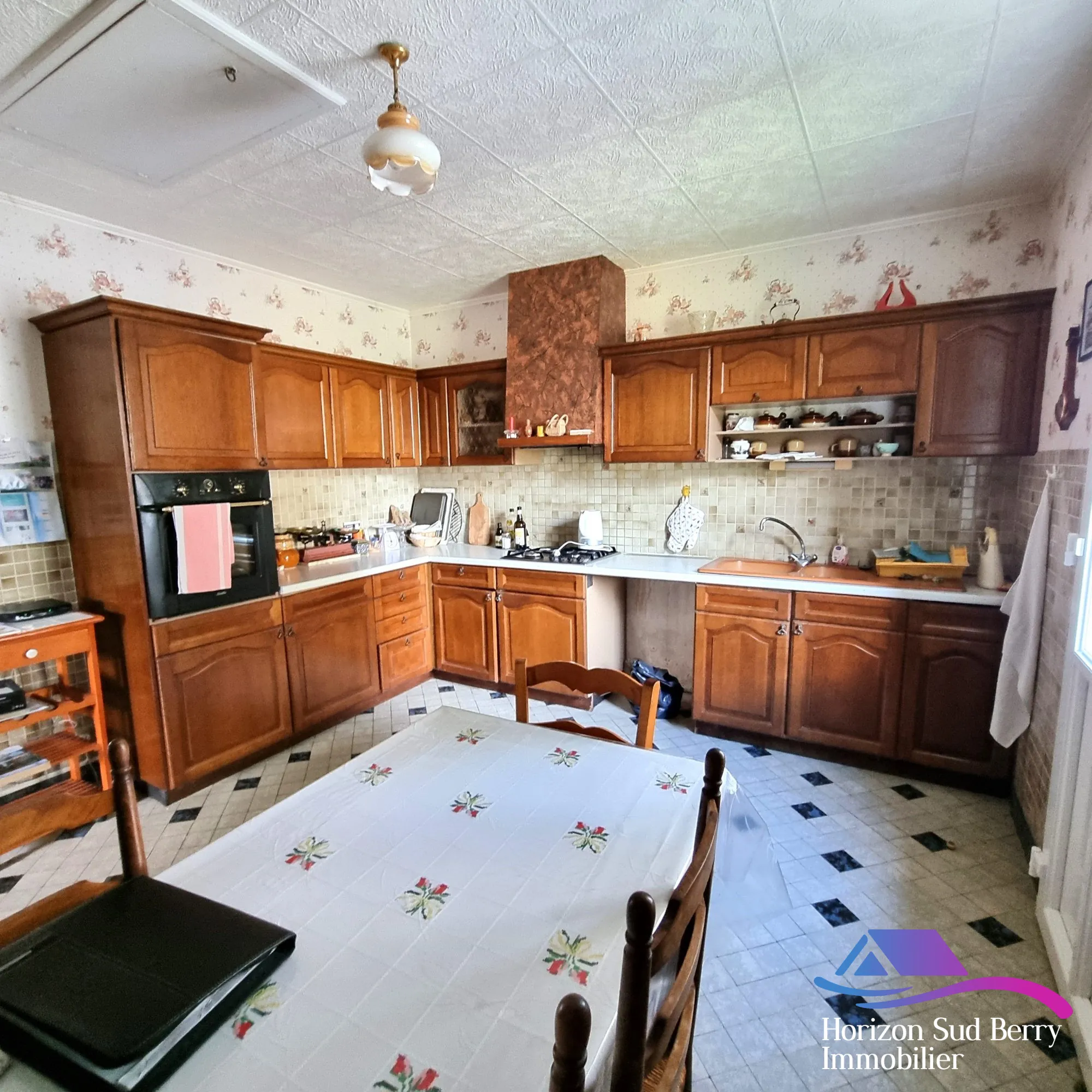 cuisine aménagée avec accès jardin Maison à vendre à Saint-Denis-de-Jouhet avec jardin et garage 