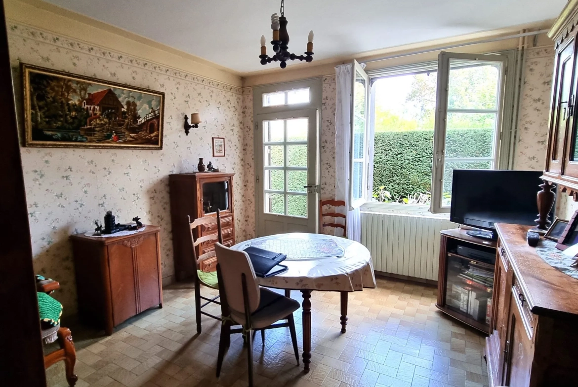 salon ou chambre RDC Maison à vendre à Saint-Denis-de-Jouhet avec jardin et garage 