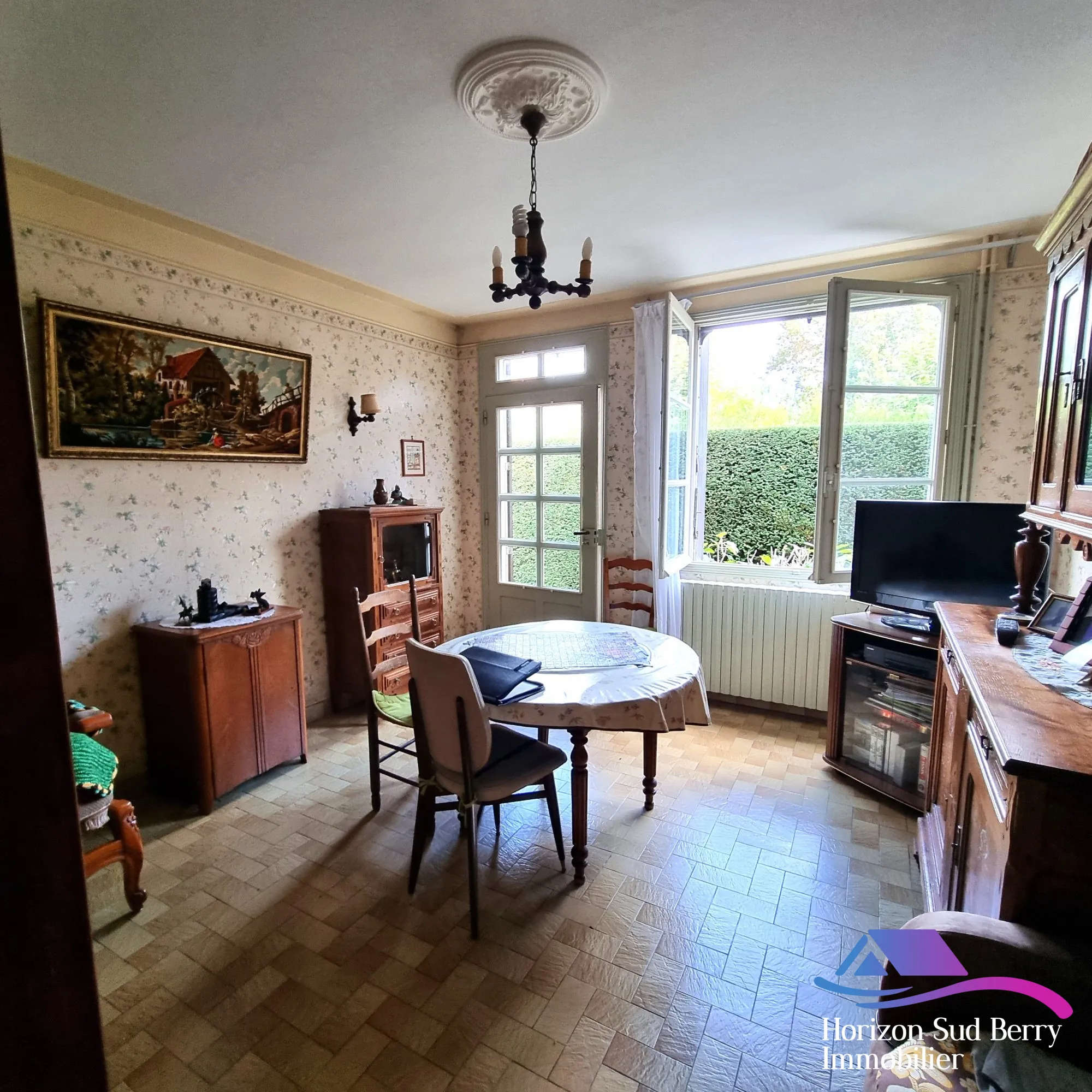 salon ou chambre RDC Maison à vendre à Saint-Denis-de-Jouhet avec jardin et garage 