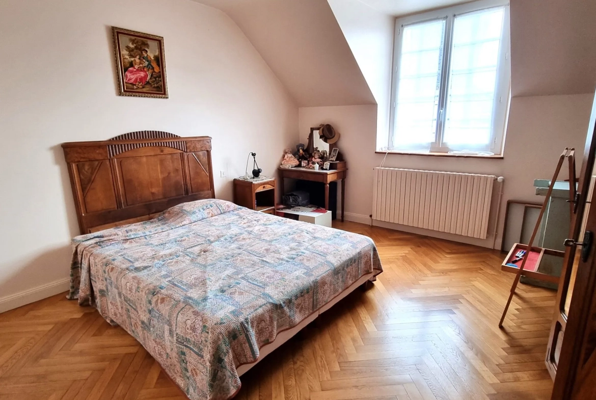 chambre 1  Etage Maison à vendre à Saint-Denis-de-Jouhet avec jardin et garage 