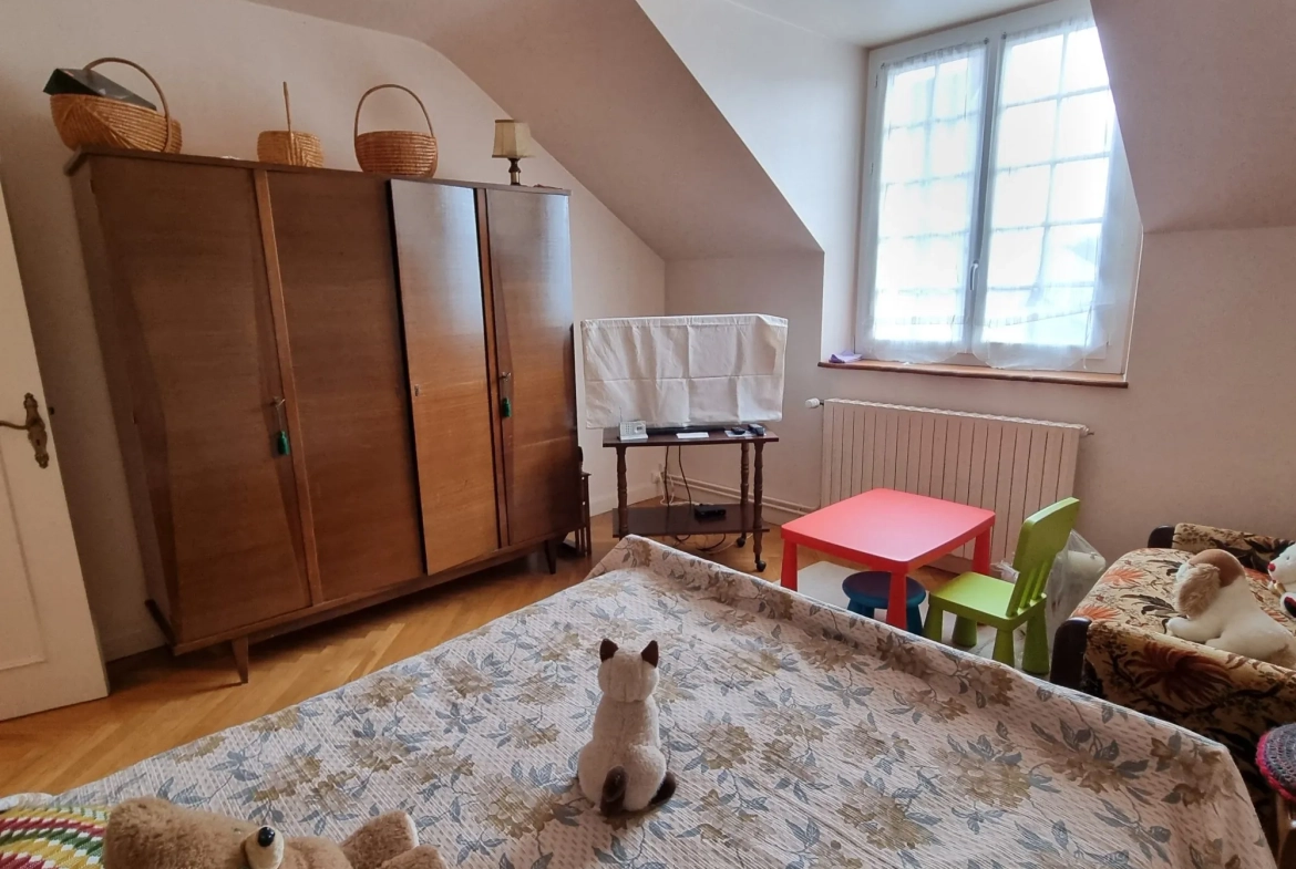 Chambre 2  Etage Maison à vendre à Saint-Denis-de-Jouhet avec jardin et garage 