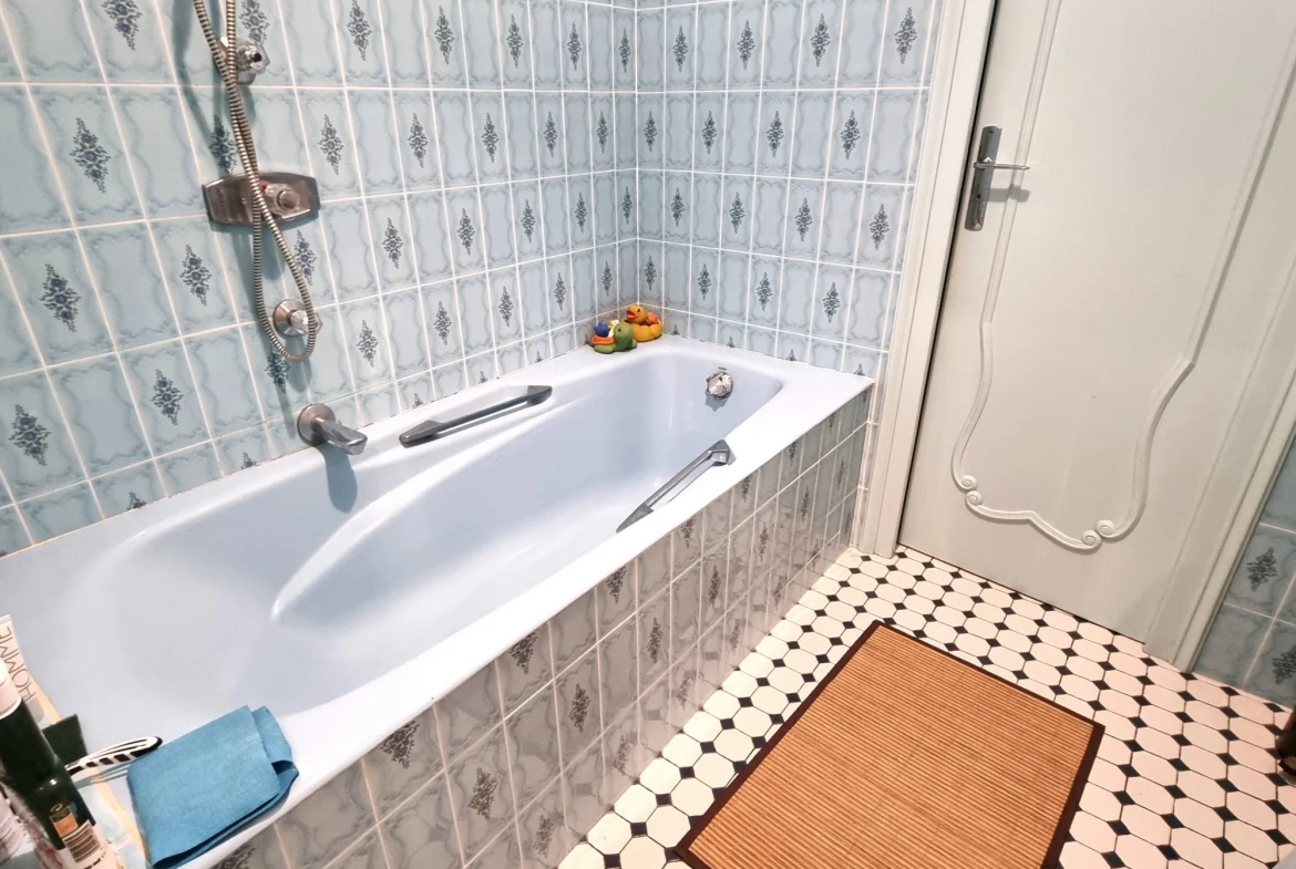 salle de bains et WC Etage Maison à vendre à Saint-Denis-de-Jouhet avec jardin et garage 