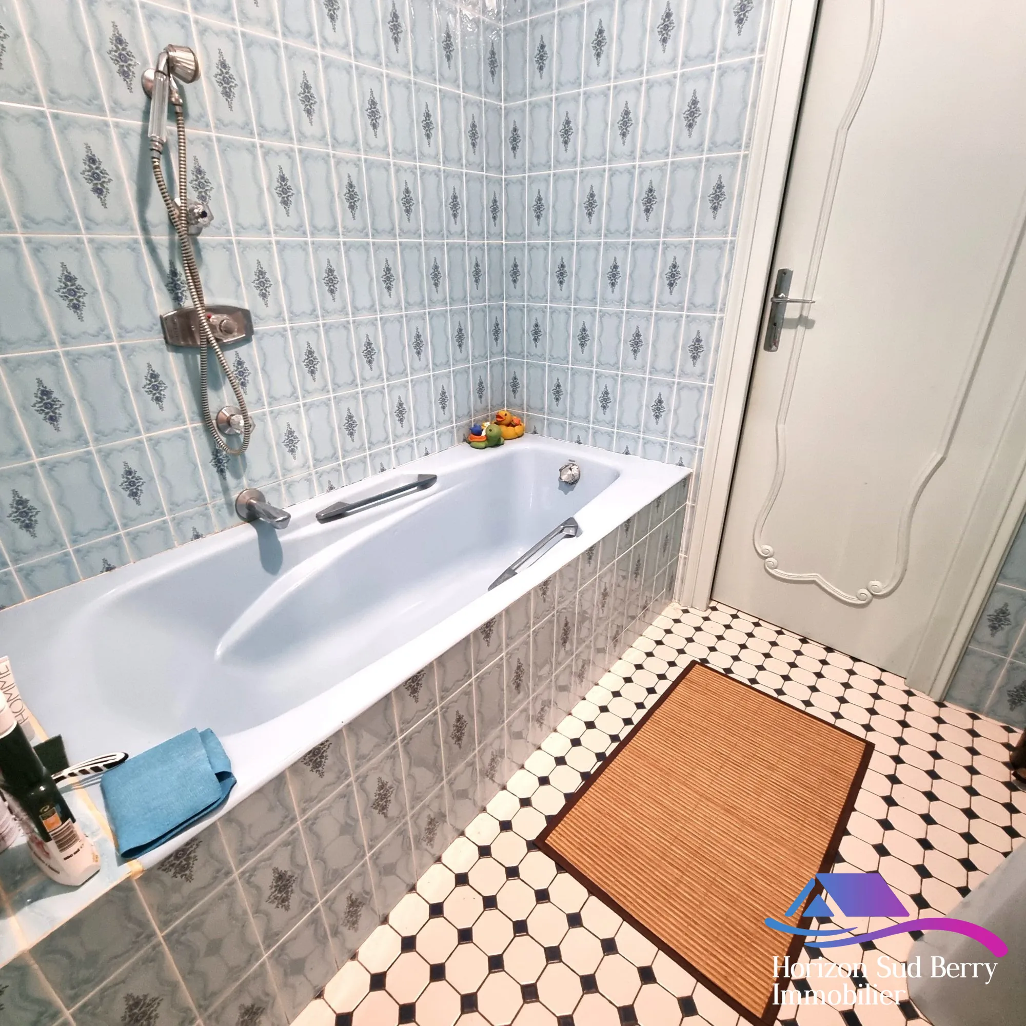 salle de bains et WC Etage Maison à vendre à Saint-Denis-de-Jouhet avec jardin et garage 