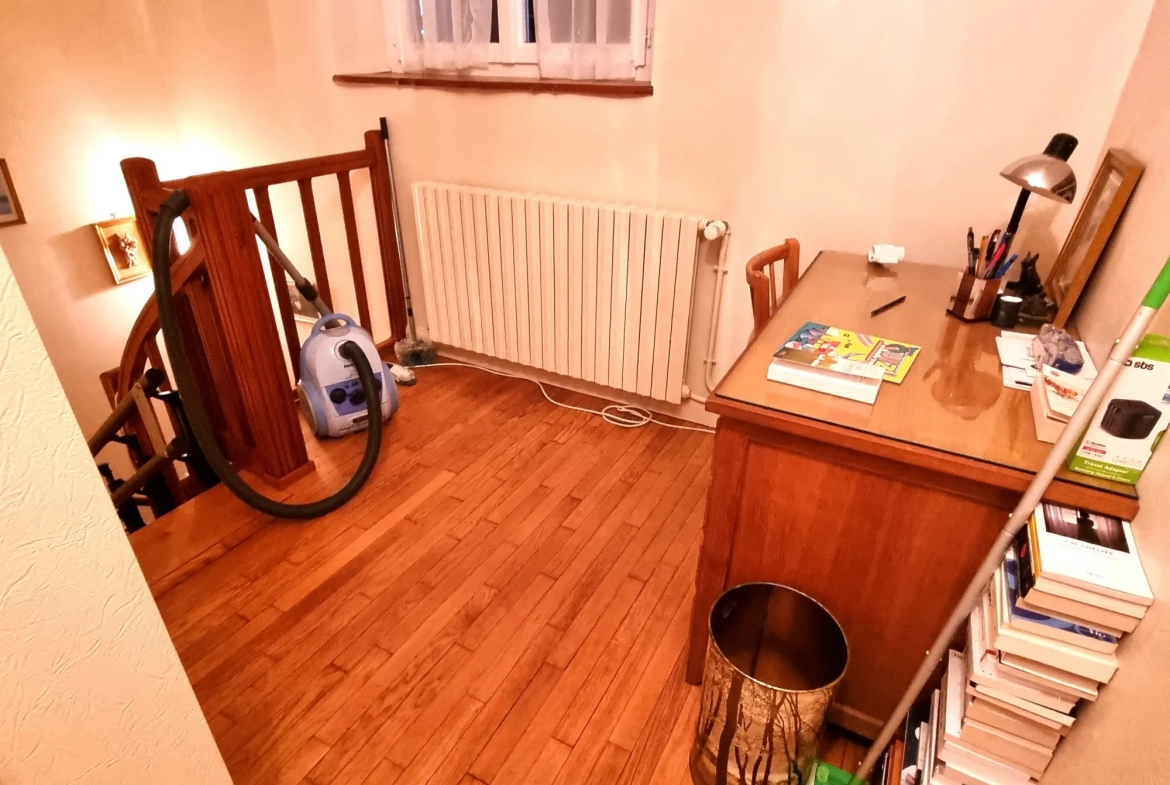pallier 1er étage Maison à vendre à Saint-Denis-de-Jouhet avec jardin et garage 