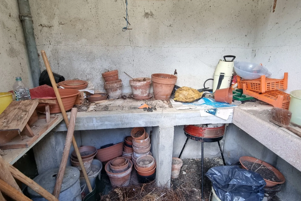 dépendances Maison à vendre à Saint-Denis-de-Jouhet avec jardin et garage 