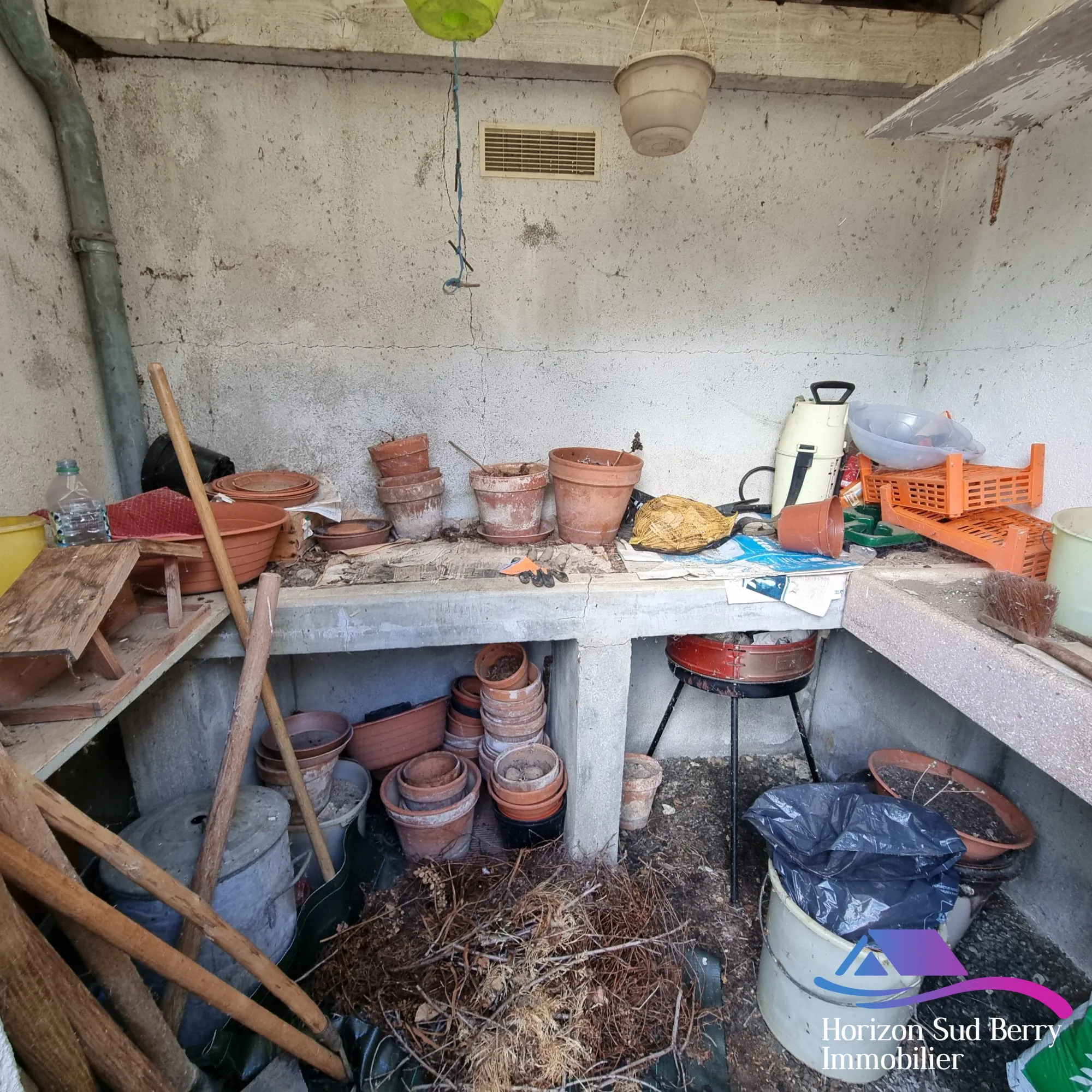 dépendances Maison à vendre à Saint-Denis-de-Jouhet avec jardin et garage 