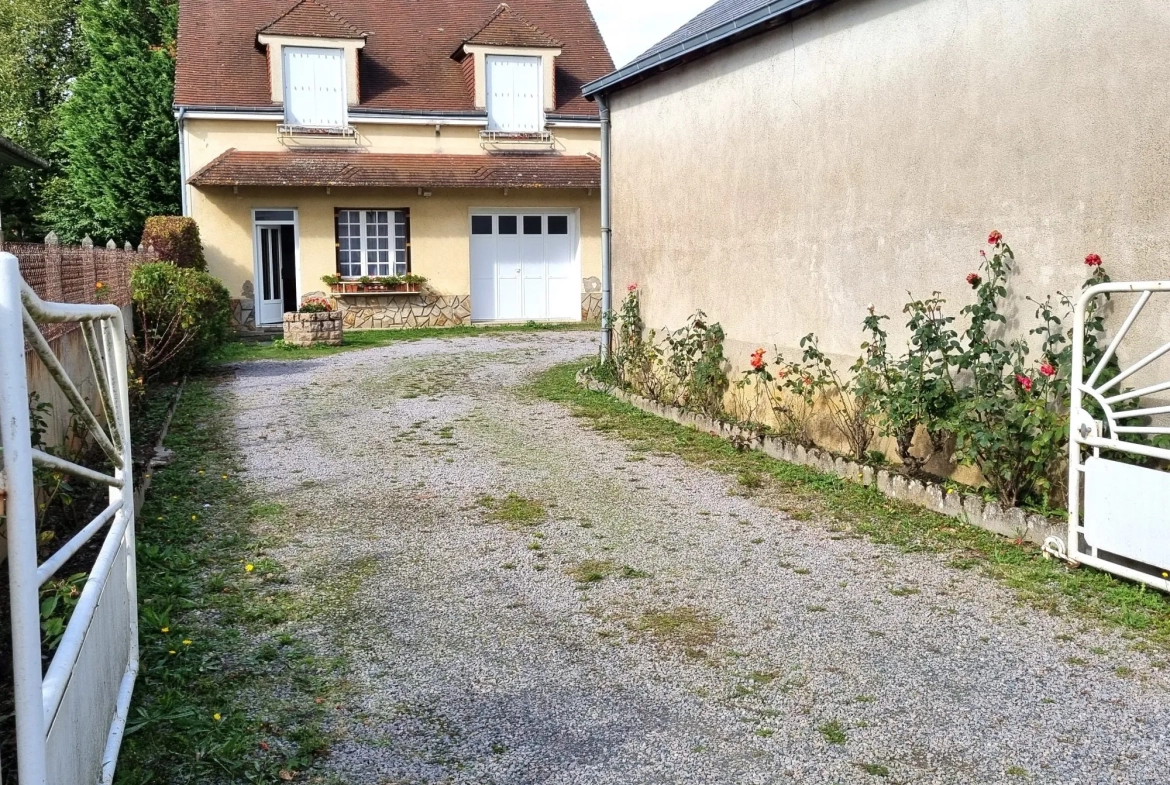 Accès façade avant  Maison à vendre à Saint-Denis-de-Jouhet avec jardin et garage 
