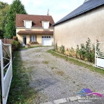 Accès façade avant  Maison à vendre à Saint-Denis-de-Jouhet avec jardin et garage