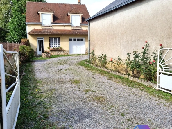 Accès façade avant  Maison à vendre à Saint-Denis-de-Jouhet avec jardin et garage