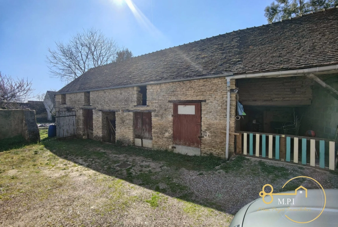 Ensemble immobilier avec appartements, dépendances et terrain à vendre à Essay 