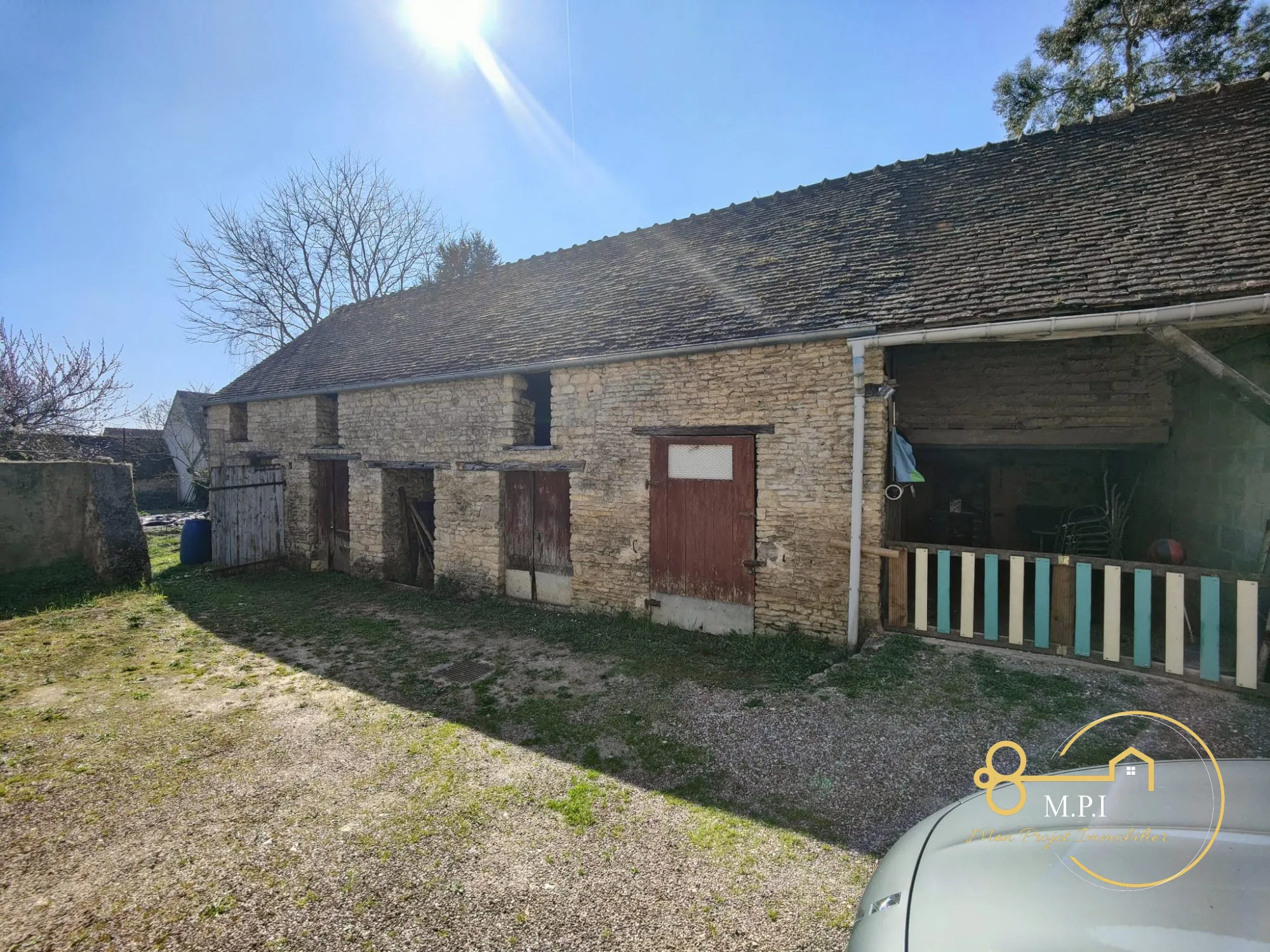 Ensemble immobilier avec appartements, dépendances et terrain à vendre à Essay 