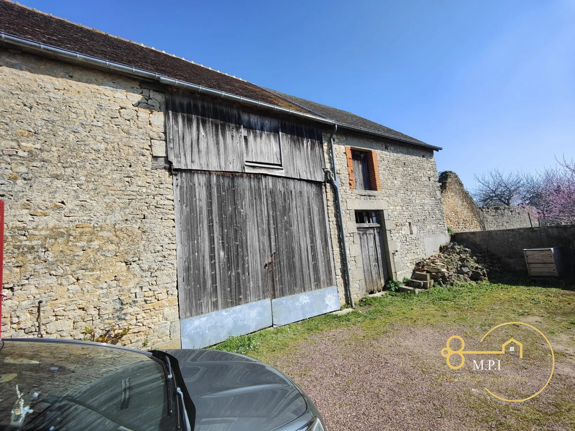Ensemble immobilier avec appartements, dépendances et terrain à vendre à Essay 