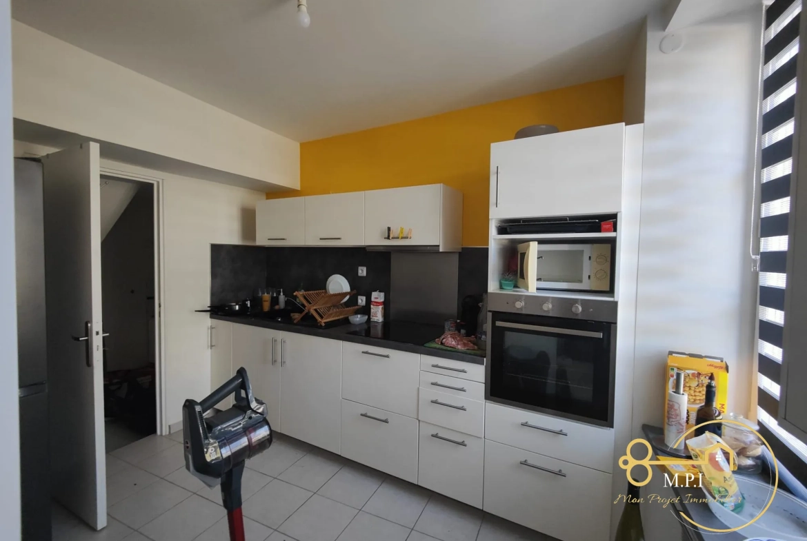 Ensemble immobilier avec appartements, dépendances et terrain à vendre à Essay 