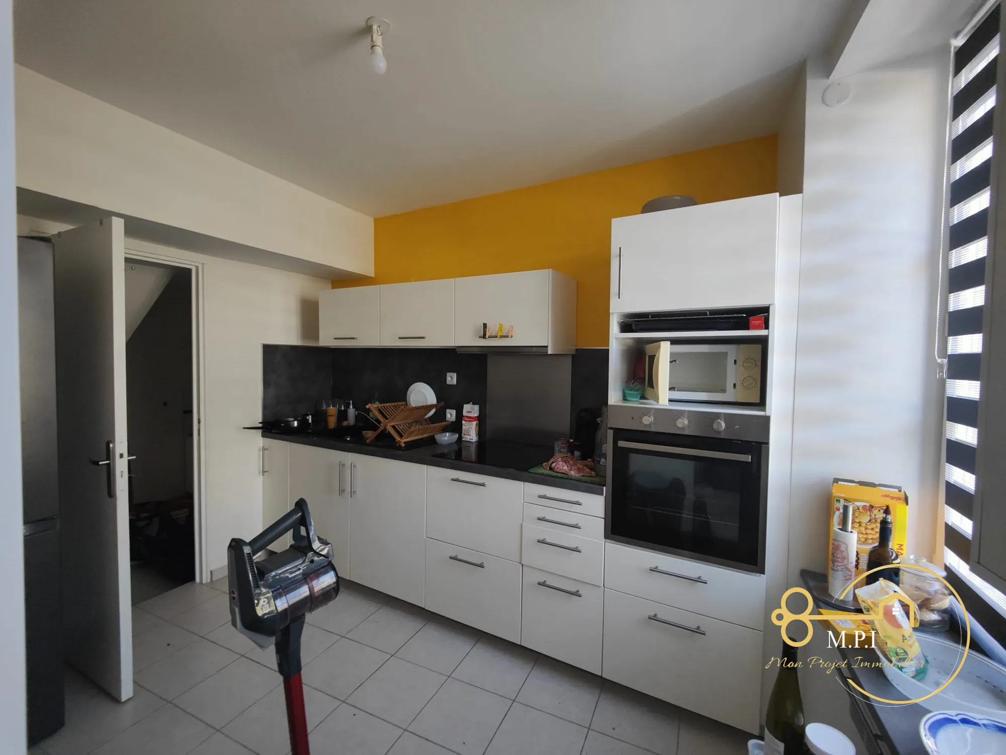 Ensemble immobilier avec appartements, dépendances et terrain à vendre à Essay 