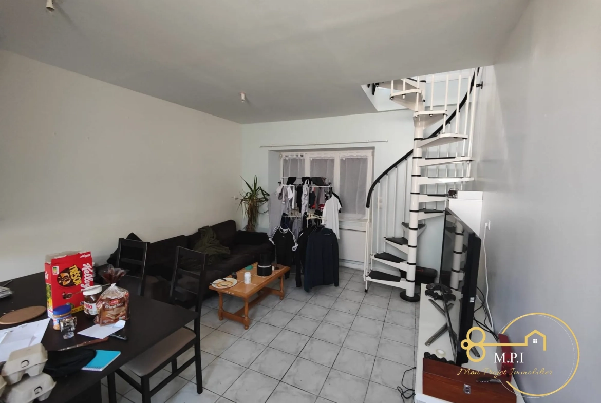 Ensemble immobilier avec appartements, dépendances et terrain à vendre à Essay 