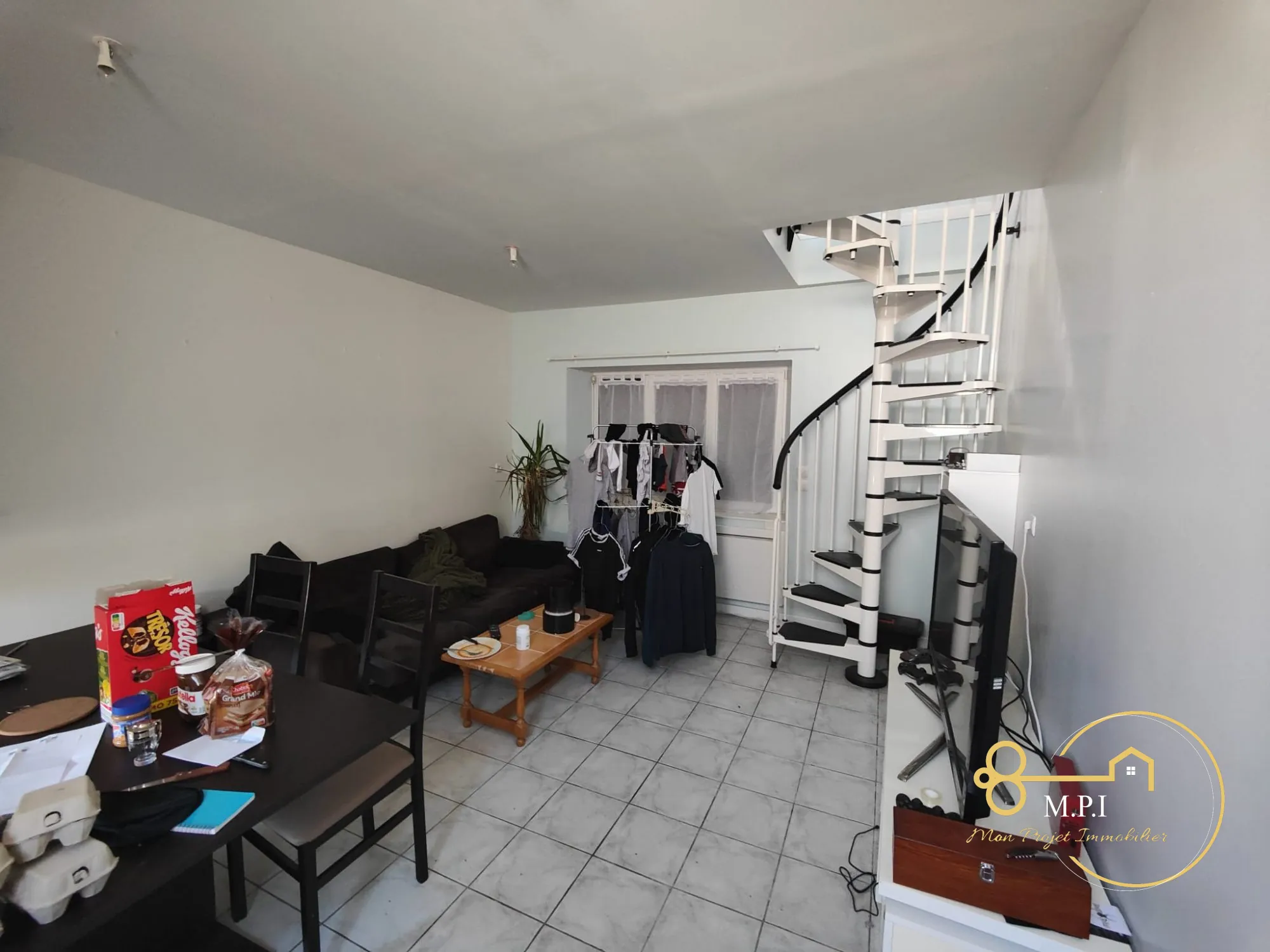 Ensemble immobilier avec appartements, dépendances et terrain à vendre à Essay 
