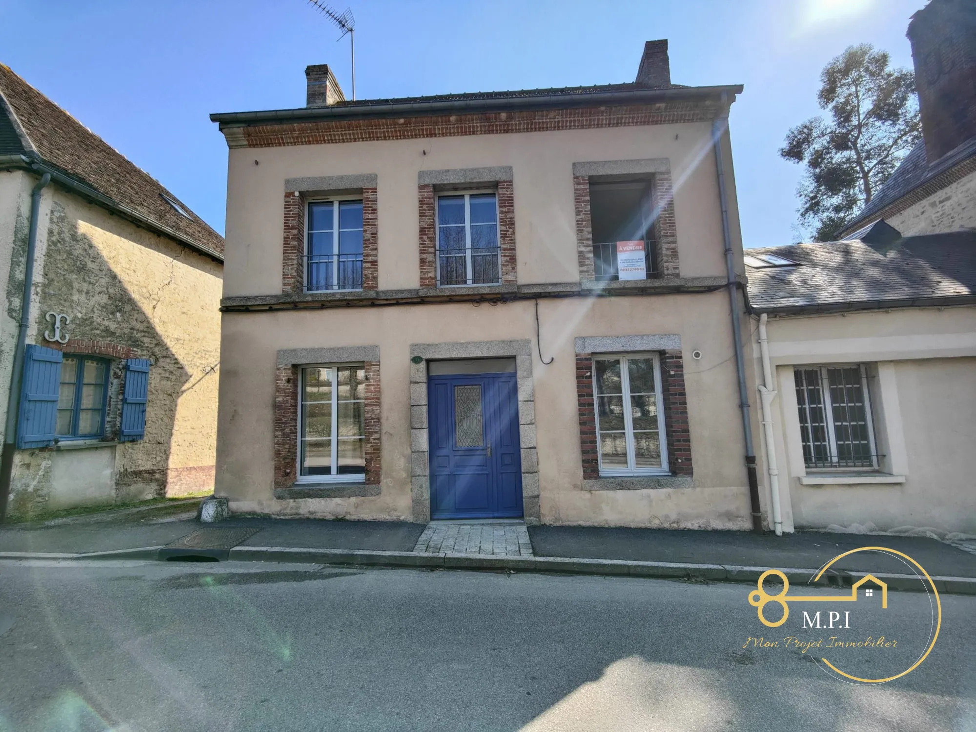 Ensemble immobilier avec appartements, dépendances et terrain à vendre à Essay 