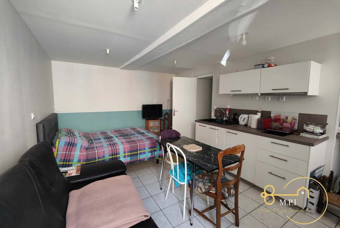 Ensemble immobilier avec appartements, dépendances et terrain à vendre à Essay 