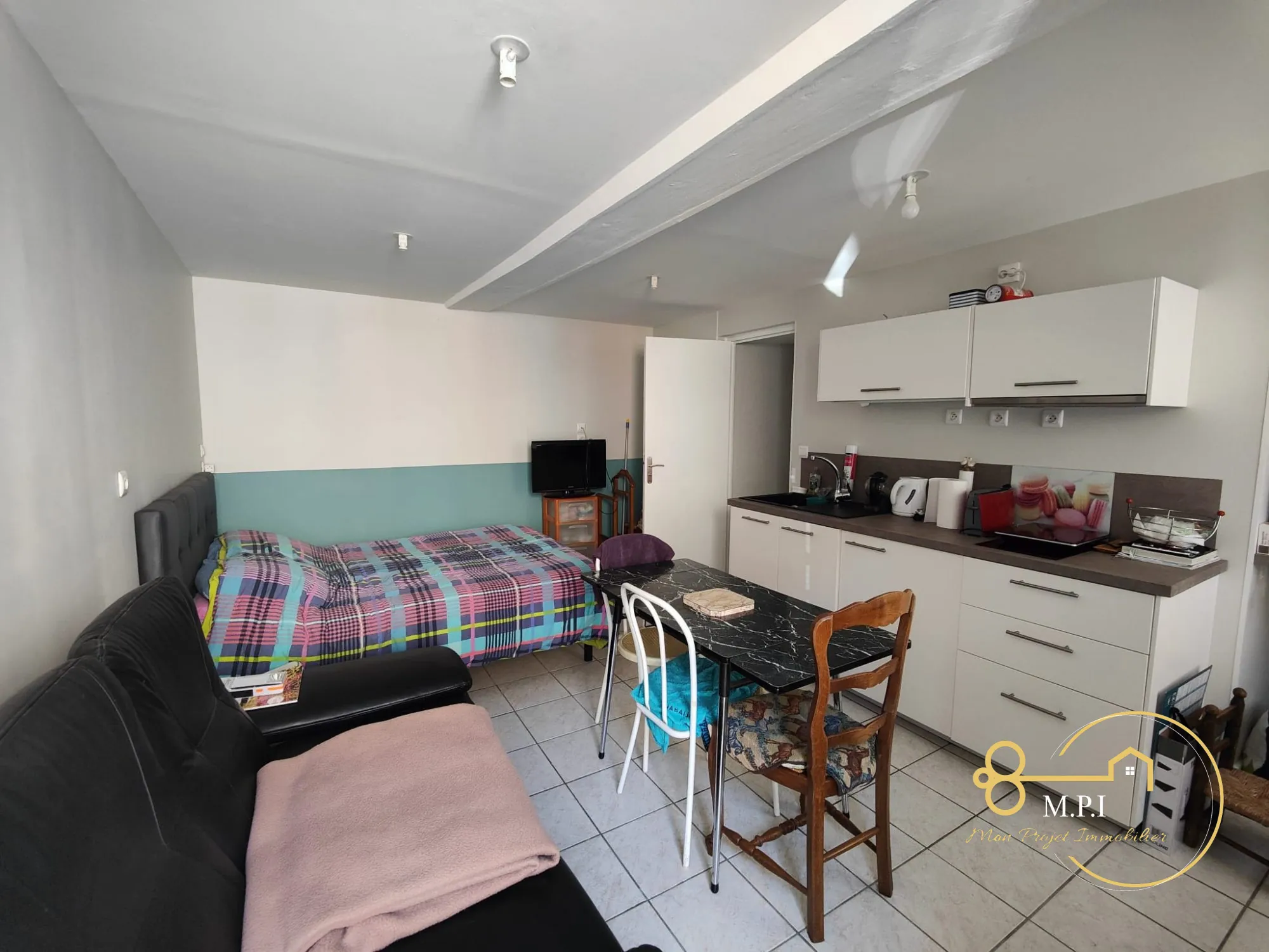 Ensemble immobilier avec appartements, dépendances et terrain à vendre à Essay 