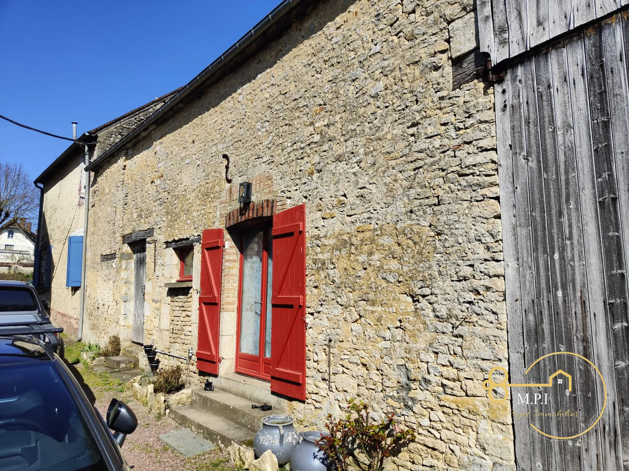 Ensemble immobilier avec appartements, dépendances et terrain à vendre à Essay 