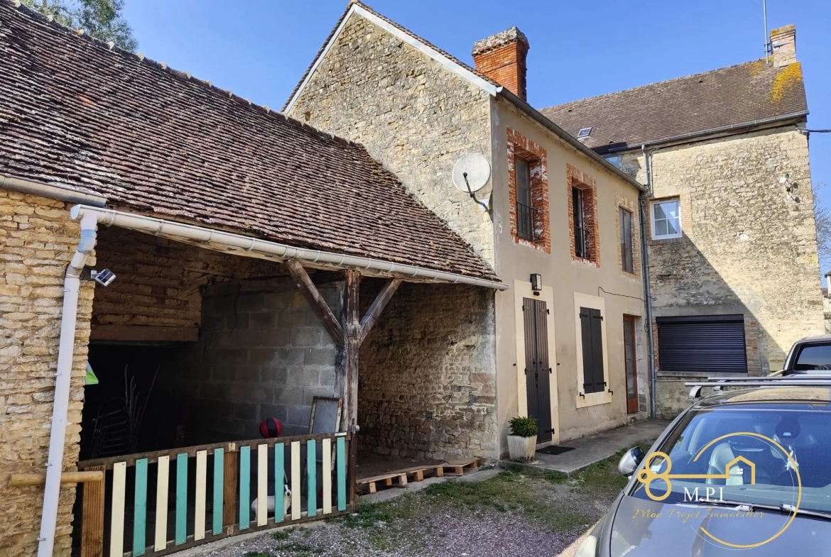 Ensemble immobilier avec appartements, dépendances et terrain à vendre à Essay 