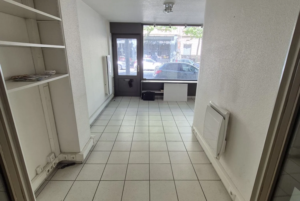 Local commercial de 95 m² à vendre à Saint-Chamond, idéal pour showroom 