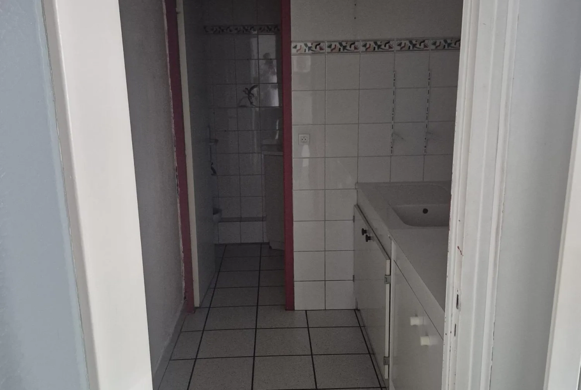 Local commercial de 95 m² à vendre à Saint-Chamond, idéal pour showroom 
