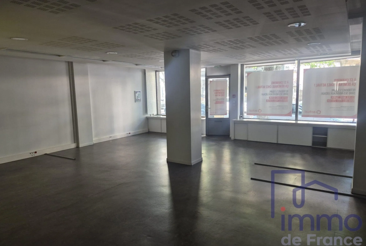 Local commercial de 95 m² à vendre à Saint-Chamond, idéal pour showroom 