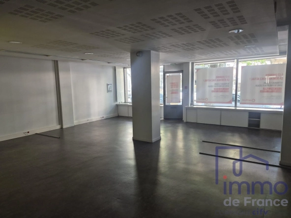 Local commercial de 95 m² à vendre à Saint-Chamond, idéal pour showroom