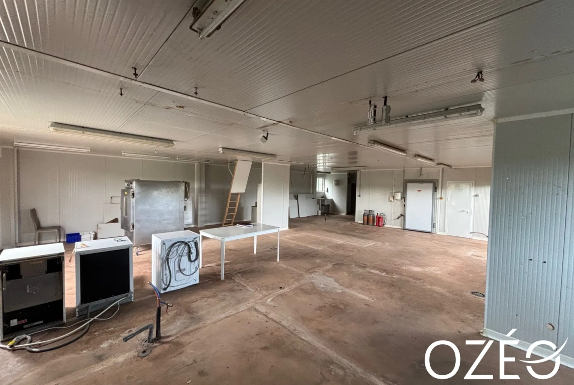 Local professionnel de 165 m² avec bureau et sanitaires à Belligné 