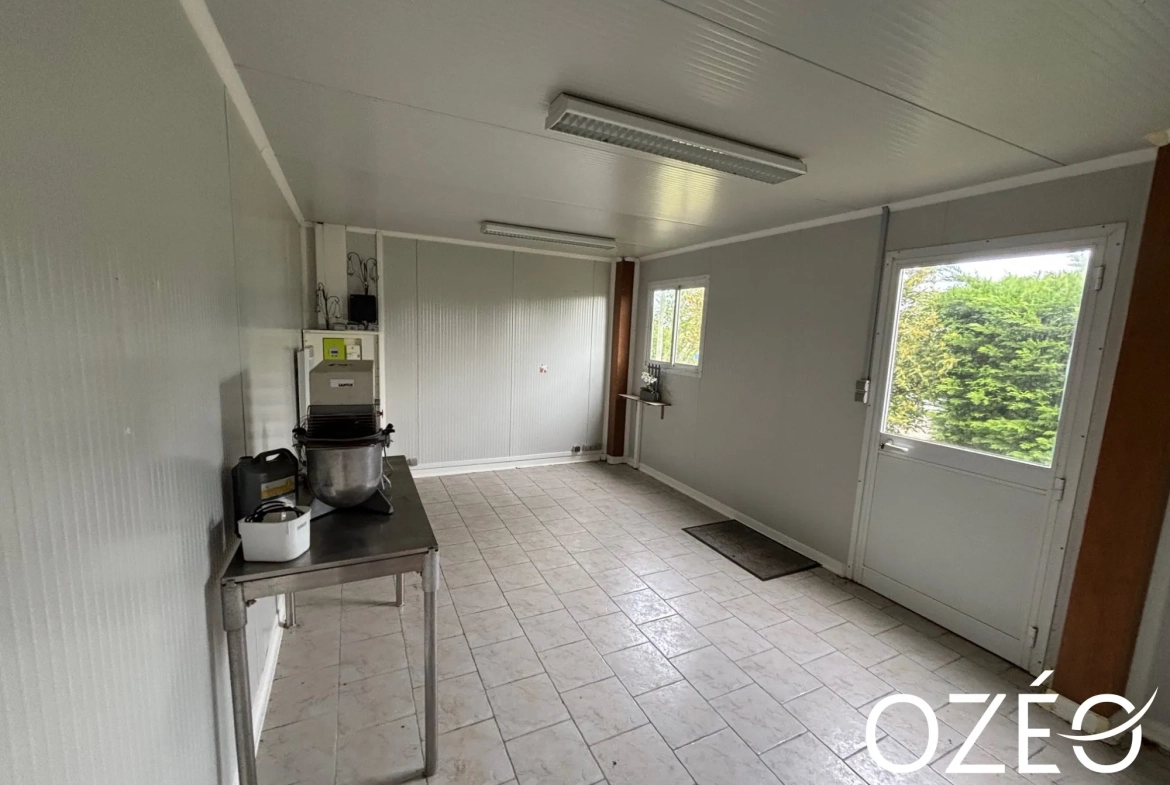 Local professionnel de 165 m² avec bureau et sanitaires à Belligné 