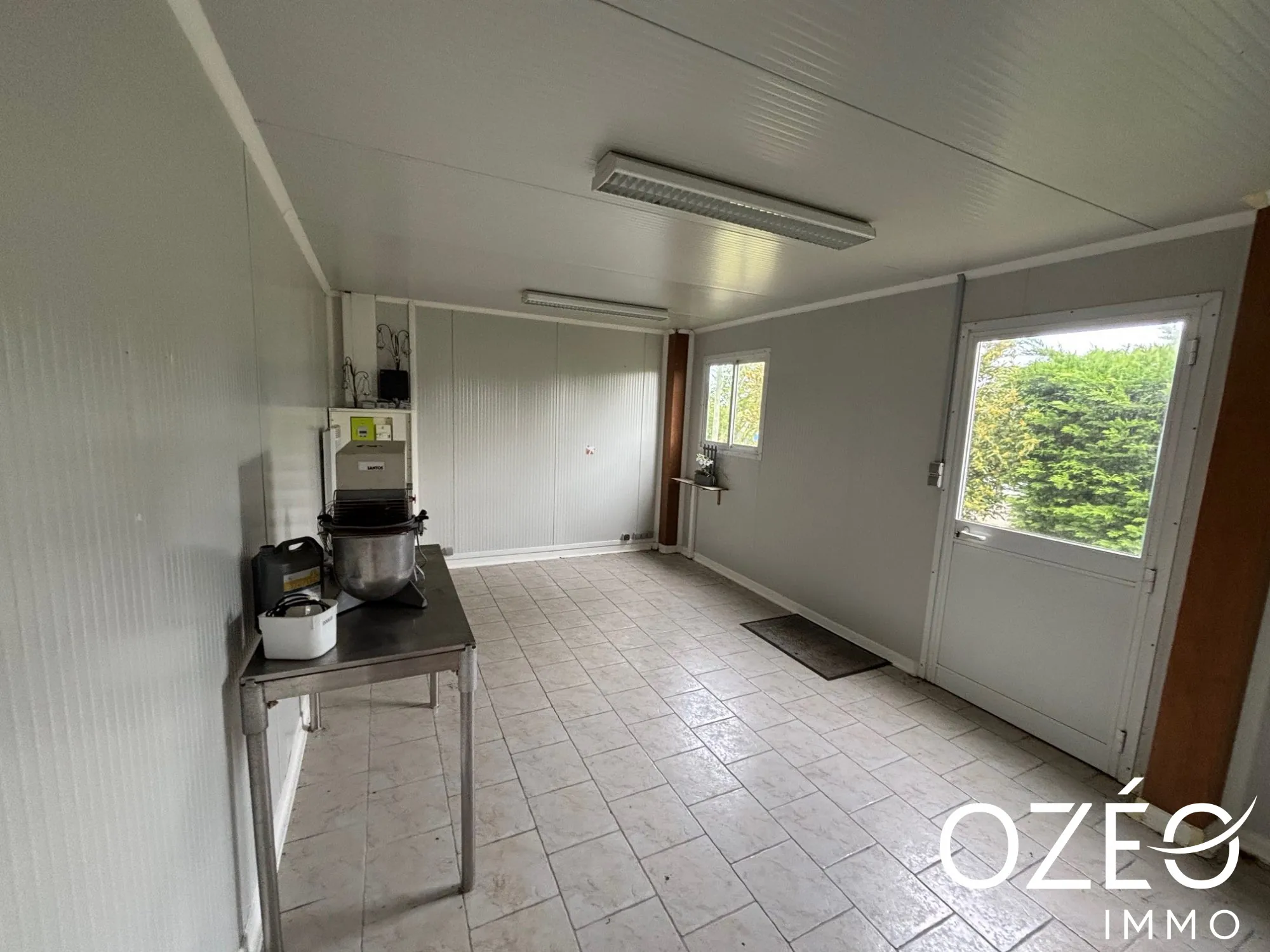 Local professionnel de 165 m² avec bureau et sanitaires à Belligné 