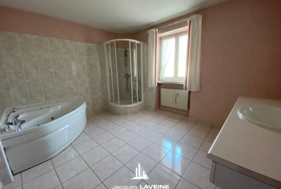 Ensemble immobilier à Sorbey à 15 km de Metz avec 2 maisons, 9 pièces et garages 