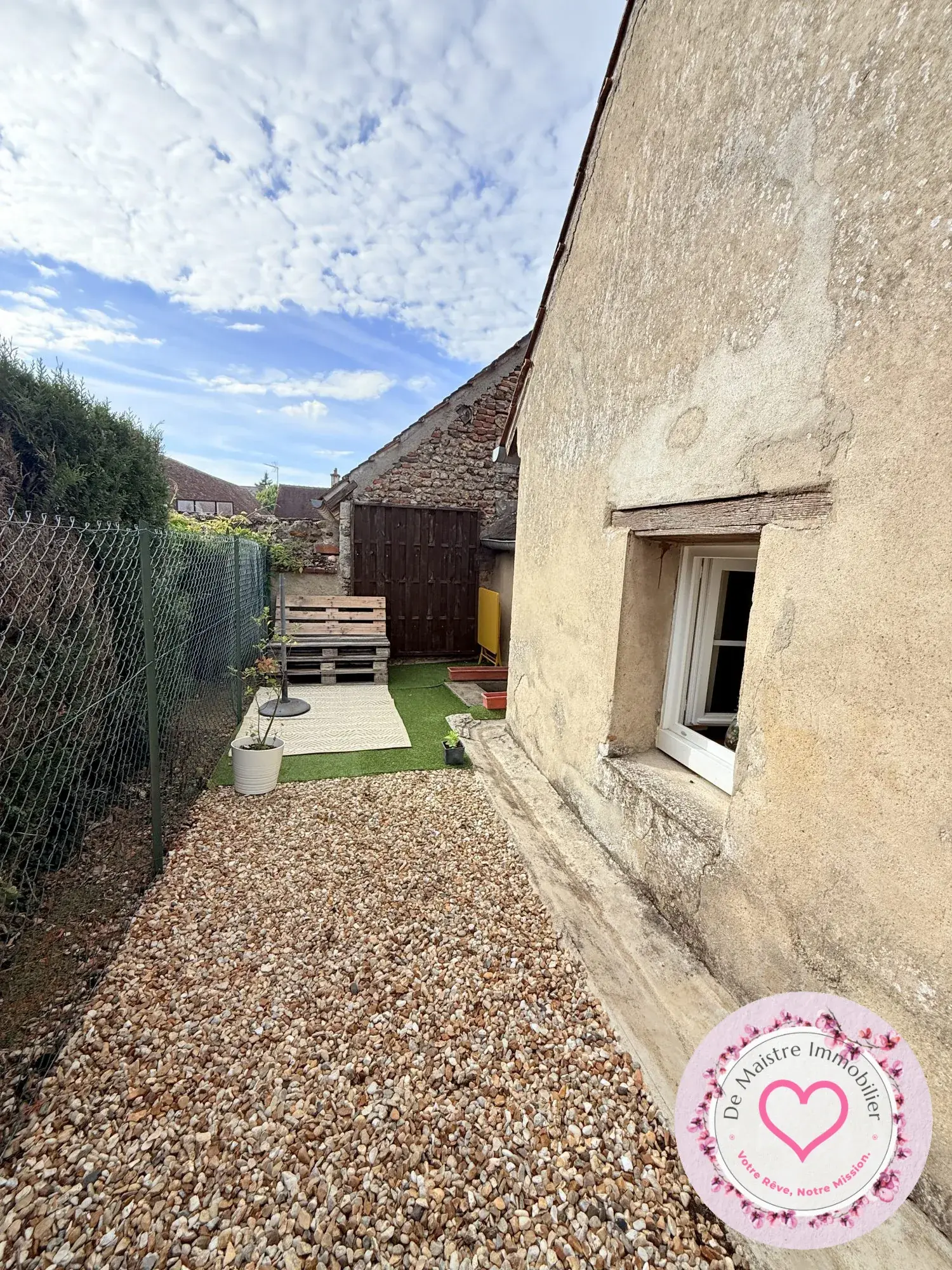 Maison à Dampierre-en-Burly avec 3 chambres, pièce lumineuse et jardin - Investissement ou résidence paisible 