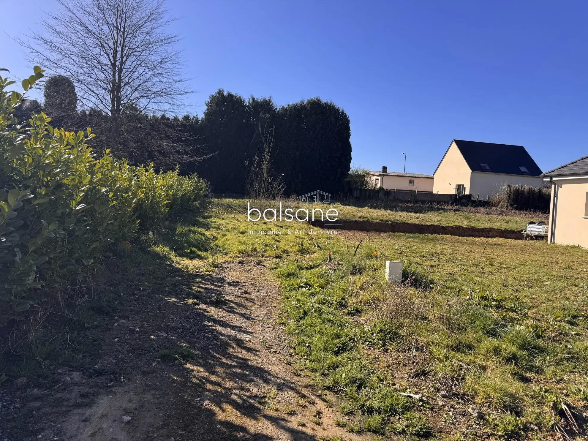 Terrain constructible de 1206 m² à Bourg-Achard, prêt à bâtir et viabilisé 