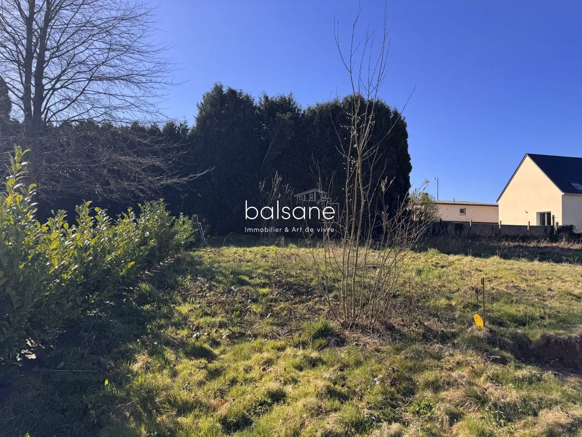 Terrain constructible de 1206 m² à Bourg-Achard, prêt à bâtir et viabilisé 
